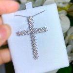 Colar Crucifixo Mini Florzinhas Cravejadas  Prata 925